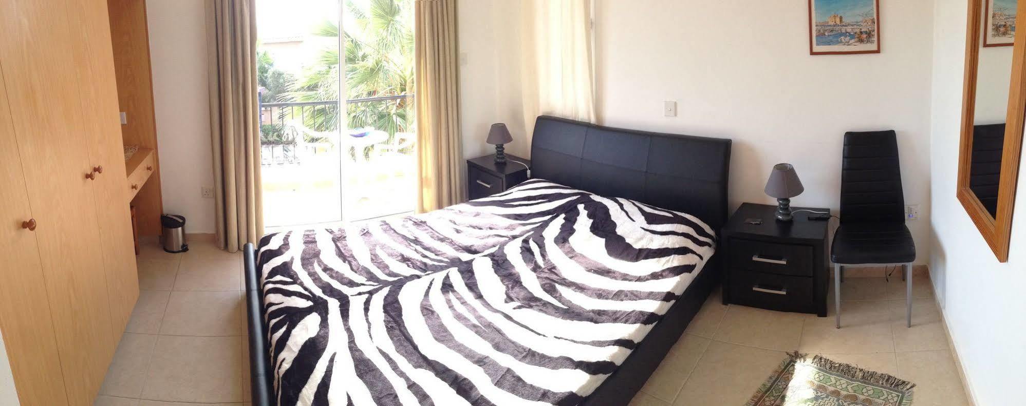 Sirena Sunrise, Apartment 4 Paphos Eksteriør billede